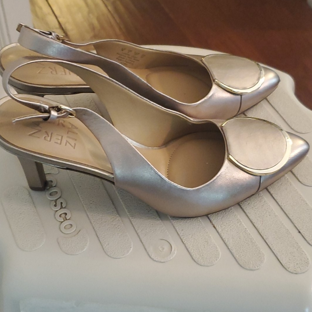 Naturalizer Heels - Picture 2 of 4